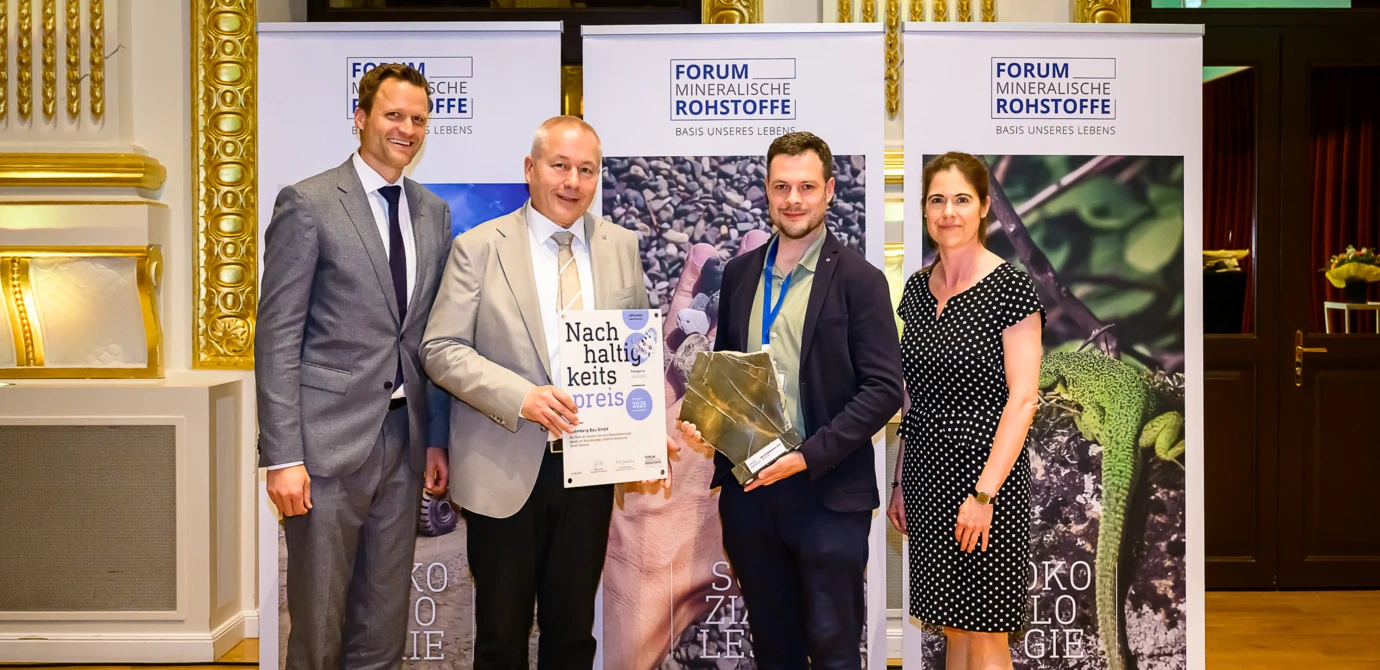 Gruppenbild mit Preis (v. l. n. r): Johann Eder, Vorstandsvorsitzender Forum Rohstoffe, Thomas Spörker, Bundesministerium für Finanzen, Lukas Fleisch, Geschäftsfeldleiter Rhomberg Bau GmbH, Petra Gradischnig, Geschäftsführerin Forum Rohstoffe, Bildnachweis: © Forum Rohstoffe / Marko Kovic Gruppenbild mit Preis (v. l. n. r): Johann Eder, Vorstandsvorsitzender Forum Rohstoffe, Thomas Spörker, Bundesministerium für Finanzen, Lukas Fleisch, Geschäftsfeldleiter Rhomberg Bau GmbH, Petra Gradischnig, Geschäftsführerin Forum Rohstoffe, Bildnachweis: © Forum Rohstoffe / Marko Kovic